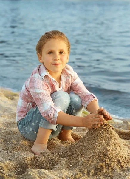 Roztomilá Dívka Věž Písku Pláži — Stock fotografie