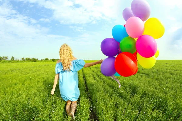 Femme heureuse avec des ballons colorés — Photo