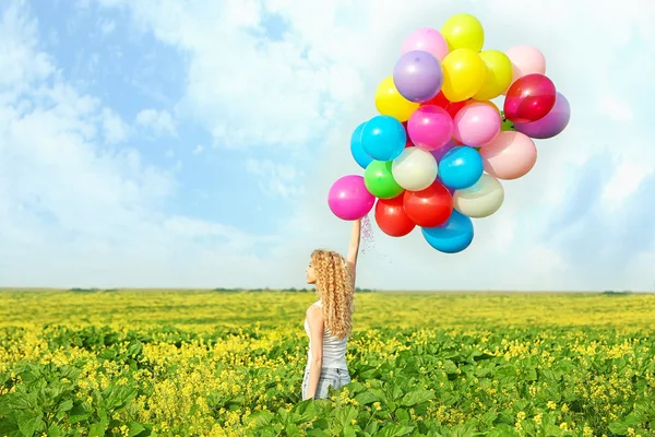 Mujer feliz con globos de colores — Foto de Stock