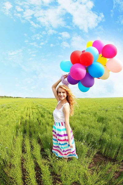 Gelukkige vrouw met kleurrijke ballonnen — Stockfoto