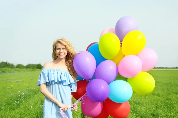 Femme heureuse avec des ballons colorés — Photo