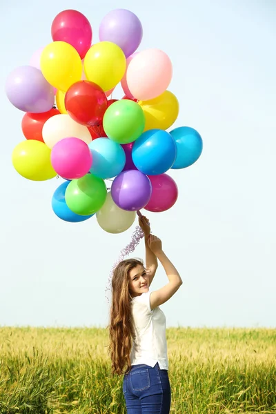 Mujer feliz con globos de colores — Foto de Stock