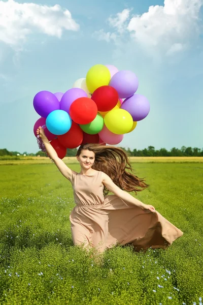 다채로운 풍선과 함께 행복 한 여자 — 스톡 사진