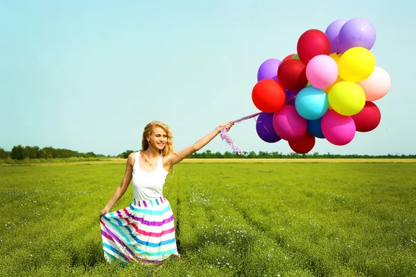 彩色气球的幸福女人 — 图库照片