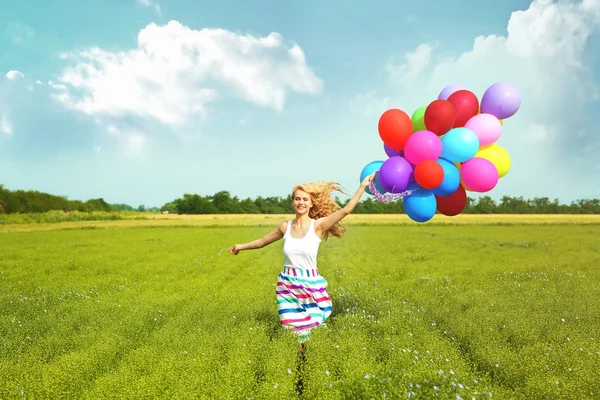 Glad kvinna med färgglada ballonger — Stockfoto