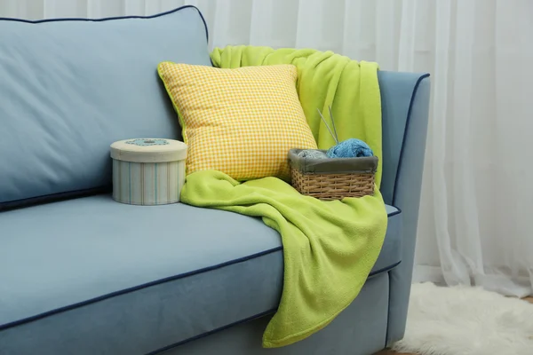 Bequemes Sofa mit Kissen — Stockfoto