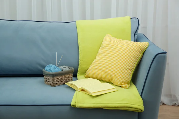 Bequemes Sofa mit Kissen — Stockfoto