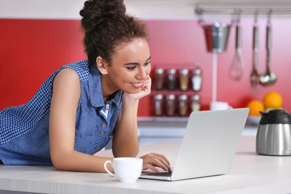 Vrouw met kopje koffie — Stockfoto