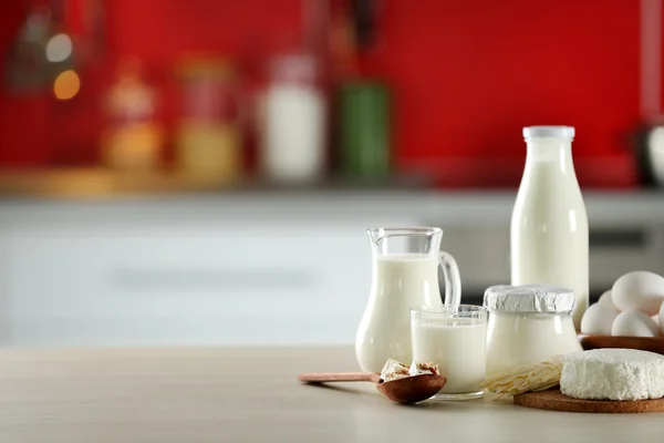 Молочные продукты на кухонном столе — стоковое фото
