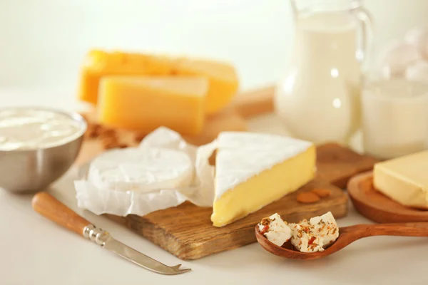 Produtos lácteos na mesa de cozinha — Fotografia de Stock