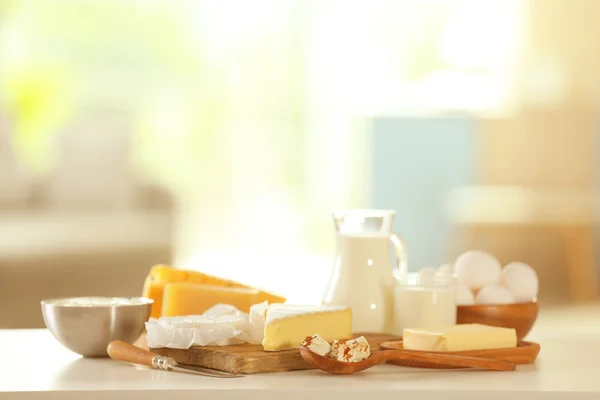 Productos lácteos en la mesa de la cocina —  Fotos de Stock
