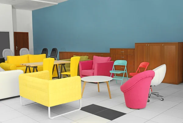 Stijlvolle kleurrijke meubels in interieur — Stockfoto