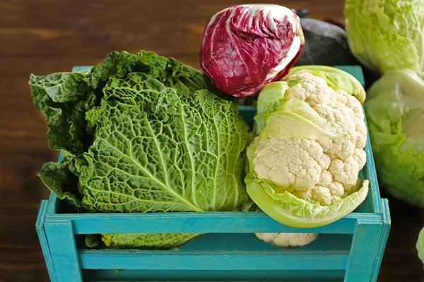 Fresh cabbage in wooden crate — Stock Photo, Image