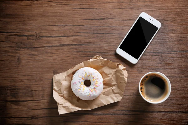 Taza de papel de café y donut —  Fotos de Stock