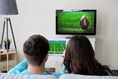 Televizyonda futbol maç izlerken Çift