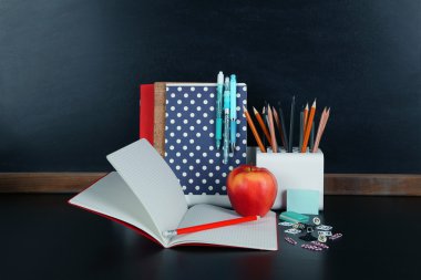 Blackboard yakınındaki okul gereçleri 