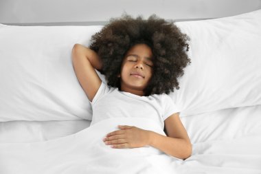 Afrikalı kız yatakta