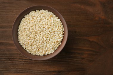 Beyaz susam ile kase 