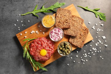 Kesme tahtası üzerinde tartar