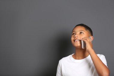 Afro-Amerikan çocuk cep telefonu ile 