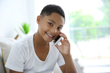 Afro-Amerikan çocuk cep telefonu ile