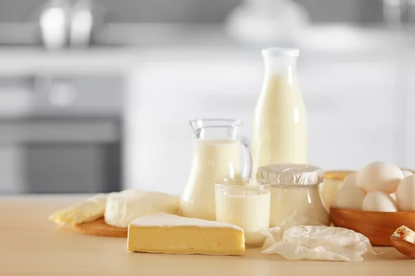 Produkty mleczne na stole — Zdjęcie stockowe