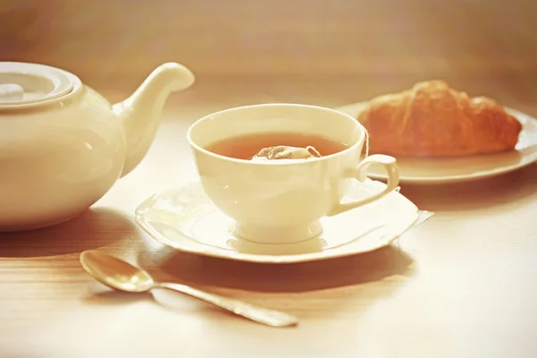杯茶，桌上的羊角面包 — 图库照片