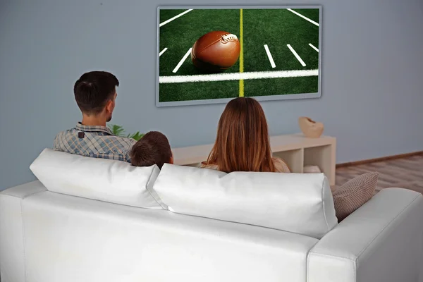 Famiglia guardando partita di calcio in tv — Foto Stock