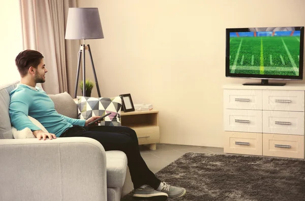 Mann schaut Fußballspiel im Fernsehen — Stockfoto