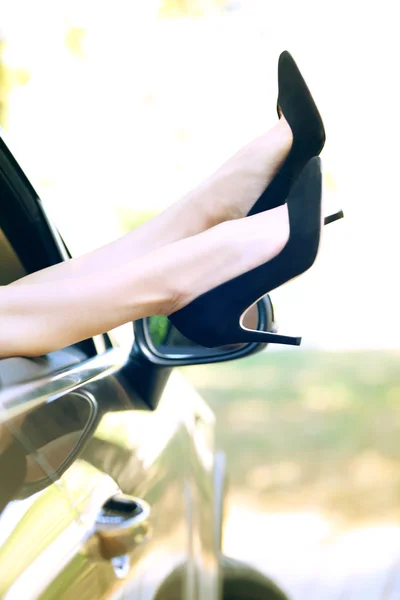 Nogi kobiety z samochodu — Zdjęcie stockowe