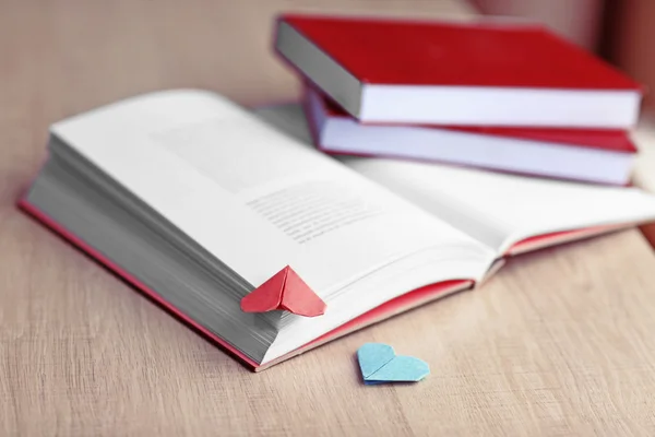 Bücher und herzförmige Lesezeichen — Stockfoto
