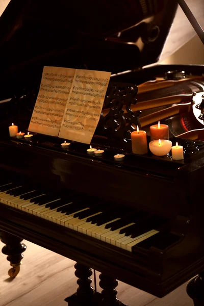 Piano com velas e notas de música — Fotografia de Stock