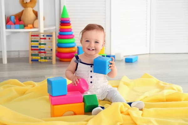 Ребенок с яркими игрушечными блоками — стоковое фото