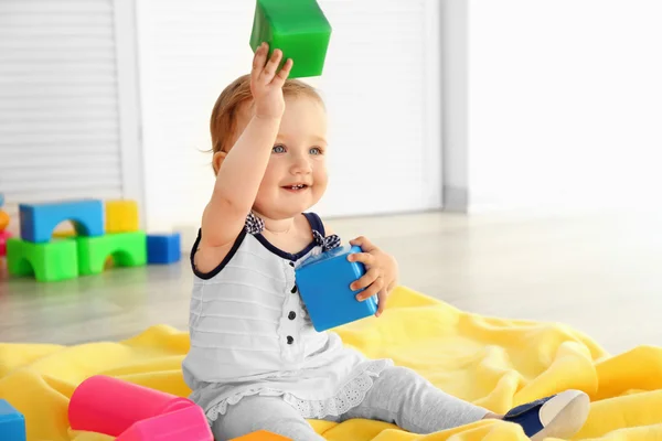 Bebê com blocos de brinquedos brilhantes — Fotografia de Stock