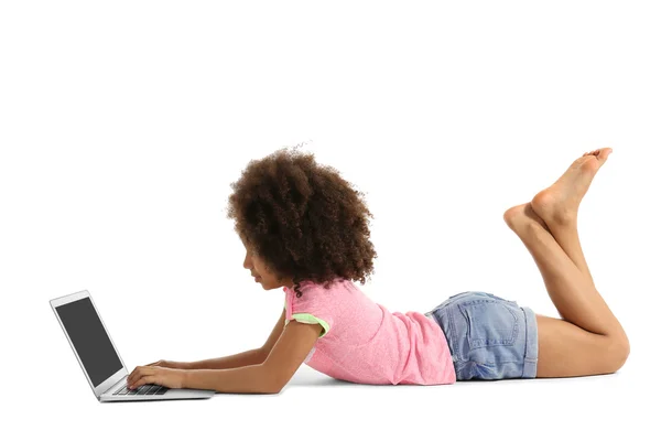 Gelukkig Afrikaanse meisje met laptop — Stockfoto