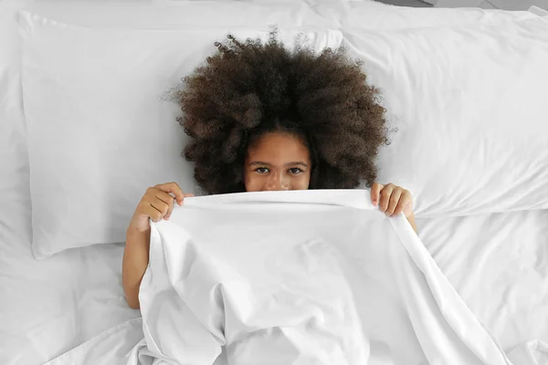 Chica africana en la cama — Foto de Stock
