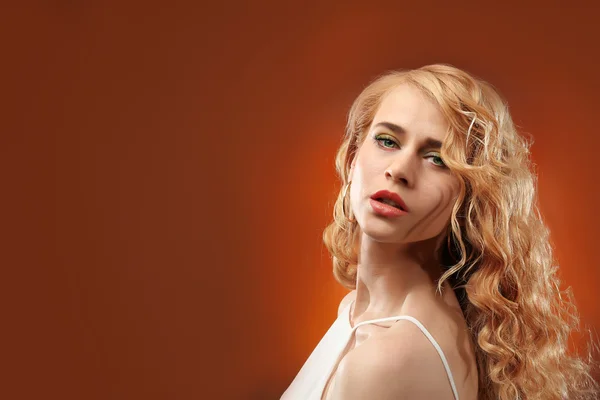 Jovem mulher com cabelo loiro — Fotografia de Stock