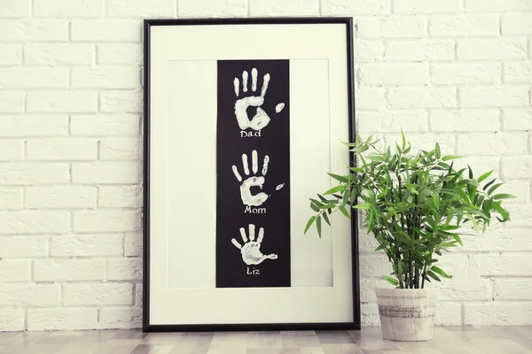 Familie hand drukt in frame — Stockfoto