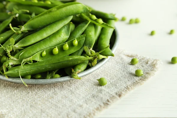 Guisantes verdes frescos en plato —  Fotos de Stock