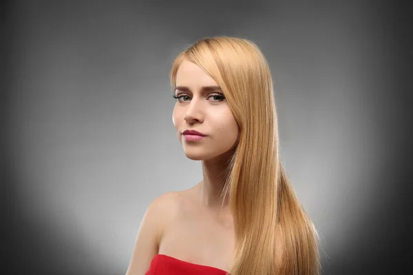 Młoda blond kobieta z długimi włosami — Zdjęcie stockowe