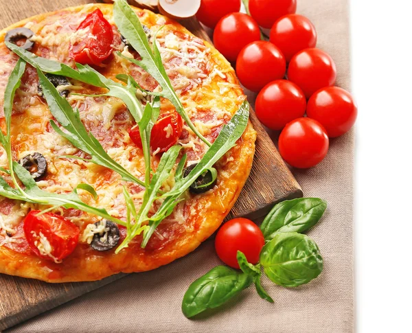 用蔬菜和香草的美味比萨 — 图库照片