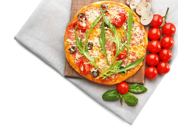 Läcker pizza med grönsaker och örter — Stockfoto