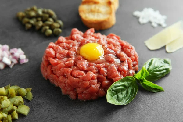 Steak de tartare avec ingrédients — Photo