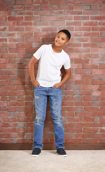 Αφρικανική αμερικανική αγόρι σε τοίχο από τούβλα — Φωτογραφία Αρχείου