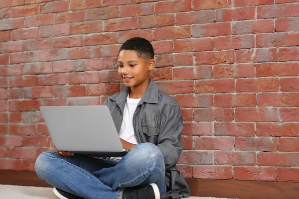 Menino afro-americano com laptop — Fotografia de Stock
