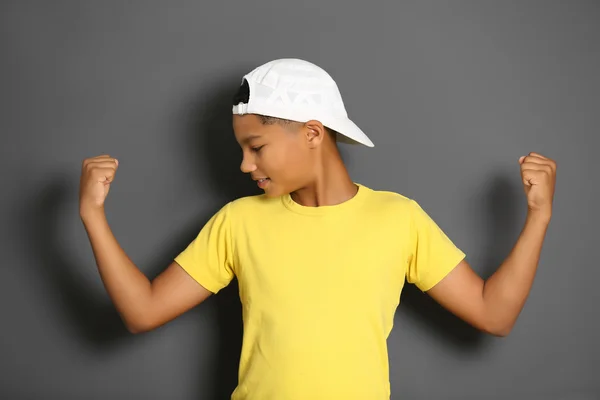 Africano menino americano mostrando bíceps — Fotografia de Stock