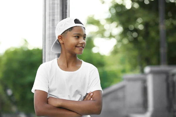 Menino afro-americano no parque — Fotografia de Stock