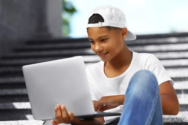 Afro-Amerikaanse jongen met laptop — Stockfoto