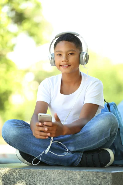 Jongen luisteren muziek — Stockfoto