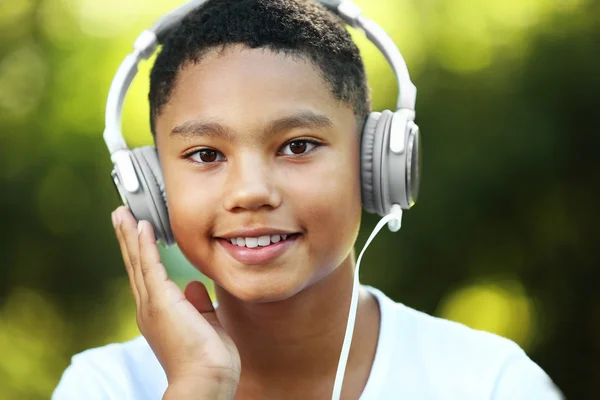 Афроамериканский мальчик слушает музыку — стоковое фото